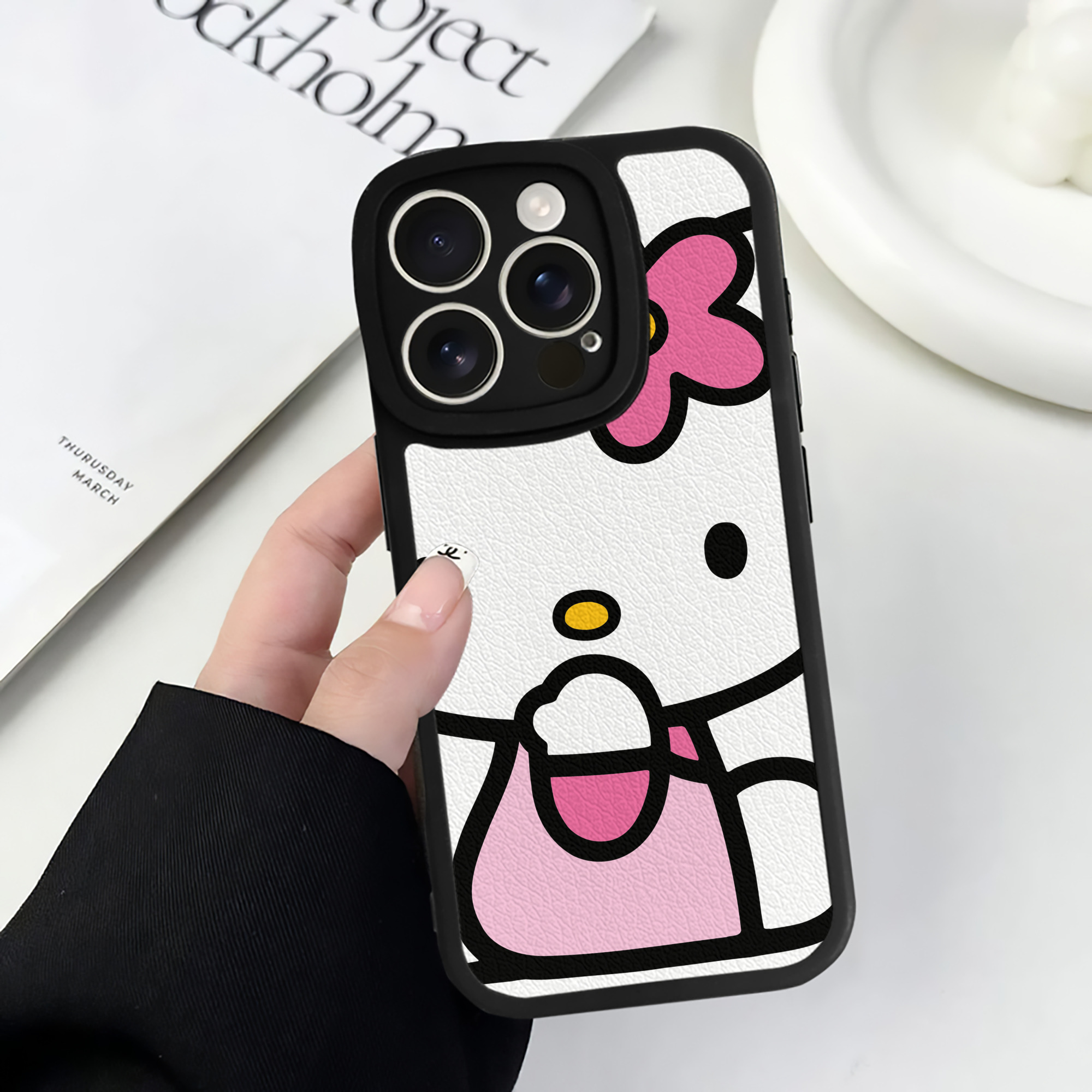 （画像用） Hello Kitty ハローキティ 【iPhone 16シリーズ対応】シリコンスマホケース（レザー調） 材質：シリコン